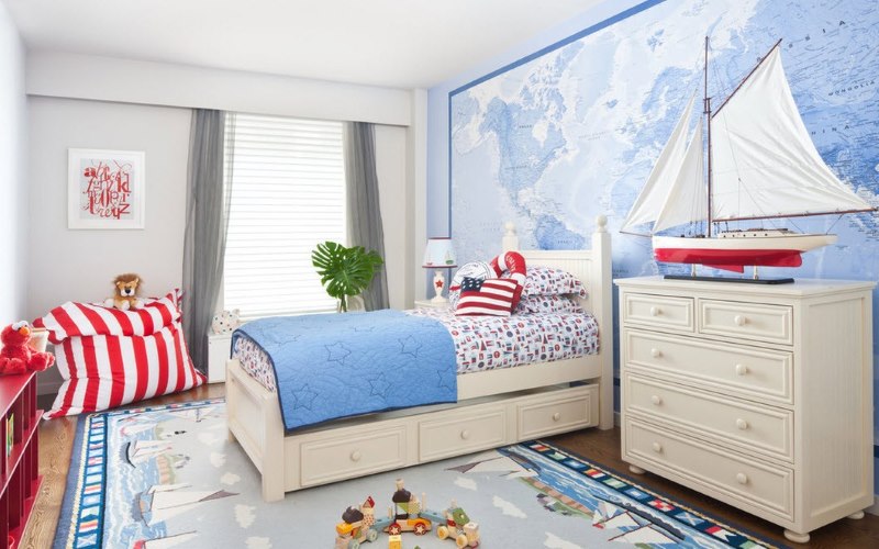 Interior de habitación infantil temática náutica con detalles en rojo