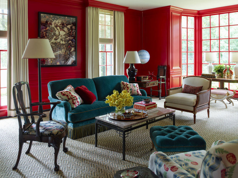 Pared roja en el interior de la sala de estar de una casa de campo