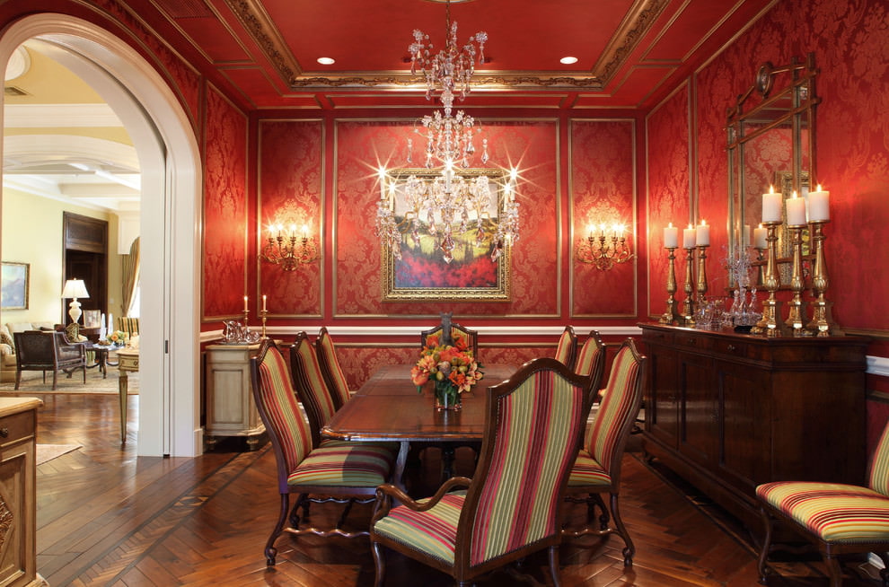 Interior de una sala de estar clásica en rojo