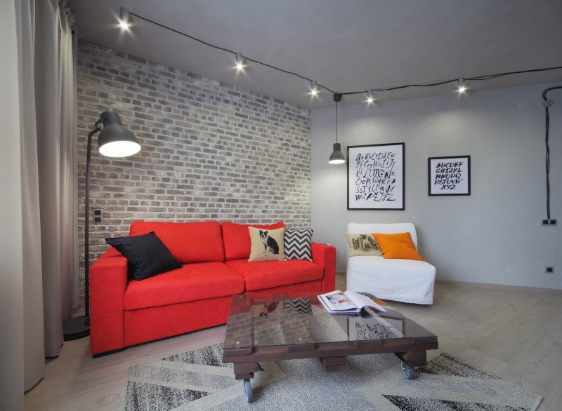Sofá rojo en el interior de estilo loft gris