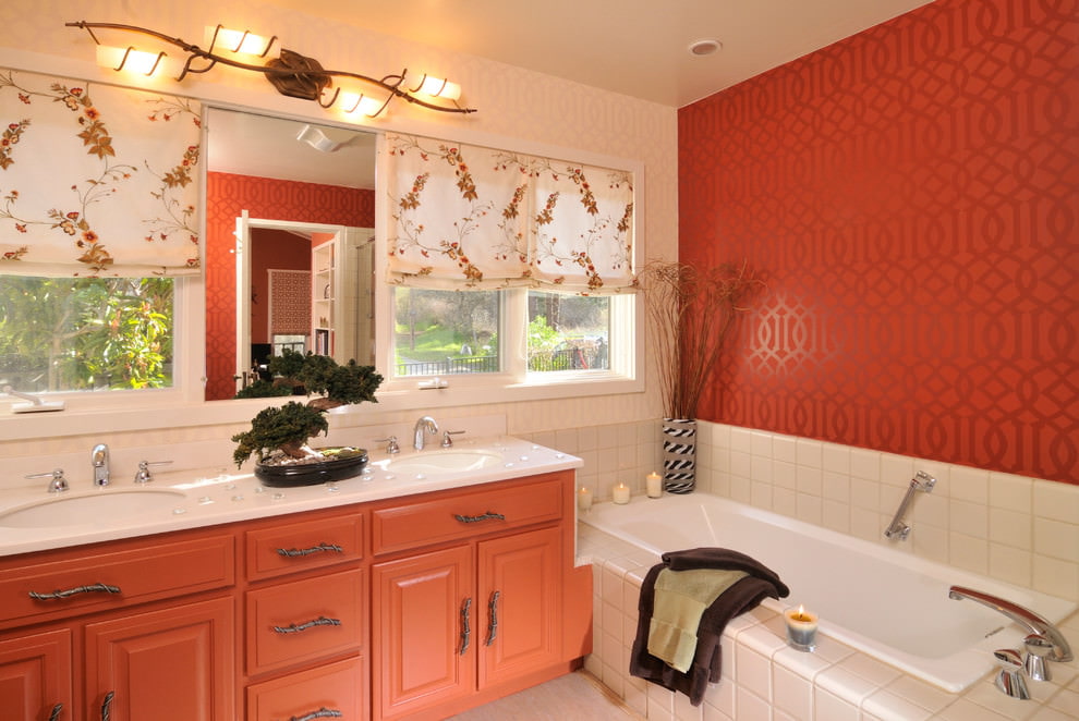 La combinación de colores beige y rojo en el diseño del baño.