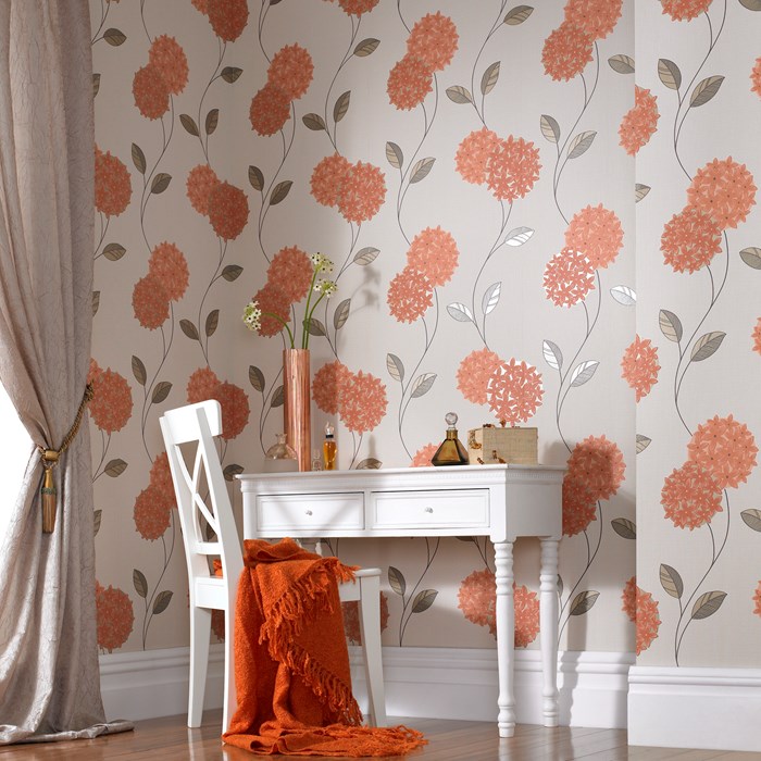 Usando papel tapiz con flores en el interior de una sala de estar