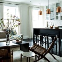 Lampes avec des nuances de cuivre sur l'îlot de cuisine