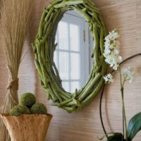 Le cadre des branches pour le miroir dans la chambre