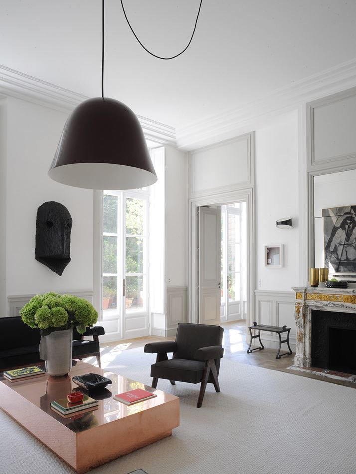 Lustre à plafond noir à l'intérieur du salon avec plafond blanchi