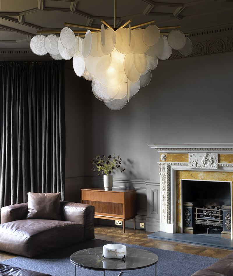 Lustre original en forme de nuage dans une pièce à intérieur gris
