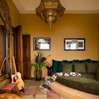 Salon moderne d'un appartement citadin de style marocain