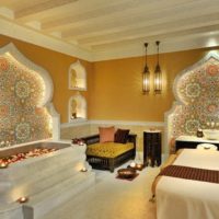 Illumination de niches en forme de dôme dans le mur du salon