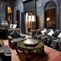 Intérieur de chambre sombre de style marocain.