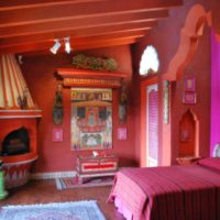 Intérieur de la chambre rouge dans l'esprit de l'est