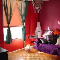 Coussins colorés dans le décor de la chambre