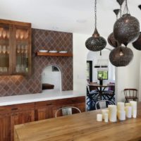 Lampes de style oriental dans une cuisine moderne