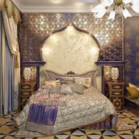L'intérieur riche de la chambre d'une maison privée dans le style de l'est