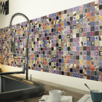 Tablier de mosaïque dans la cuisine de style oriental