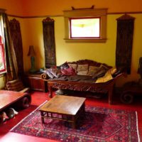 Plancher rouge dans un salon de style oriental