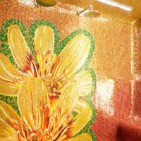 Mosaïque de fleurs sous la douche