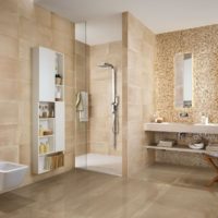 mur de mosaïque au-dessus des lavabos