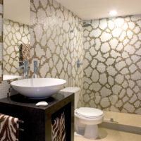 Ornement en mosaïque originale dans la salle de bain