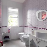 Décoration de salle de bain aux couleurs vives