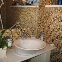 Évier blanc sur un fond de mosaïque multicolore