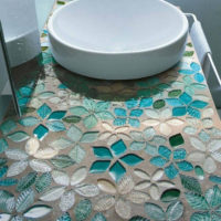 Comptoir avec mosaïque pressée dans le béton