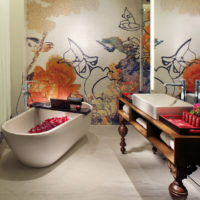 Mosaïque à l'intérieur de la salle de bain d'un appartement en ville