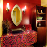 Mosaïque rouge à l'intérieur de la salle de bain