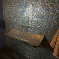 Le design original du lavabo dans la salle de bain d'une maison de campagne