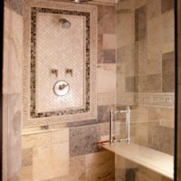 Intérieur de salle de bain de style grec