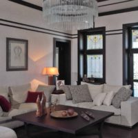 Lustre en cristal à l'intérieur du salon