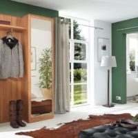 Couloir d'une maison de campagne aux murs verts
