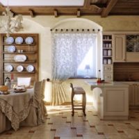 Étagères en bois pour la vaisselle à l'intérieur de la cuisine