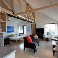 Portant des poutres en bois à l'intérieur d'un salon moderne
