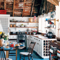Table à manger ronde dans la cuisine de style campagnard