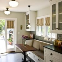 Coin repas compact dans la cuisine