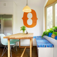 Table dans un style moderne dans la cuisine d'une maison privée