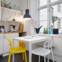 Chaise jaune dans une cuisine blanche