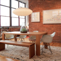 Table en bois dans la cuisine de style loft