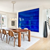 Design de salon lumineux avec un accent bleu