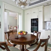 Plateaux sur le mur de la cuisine d'une maison privée