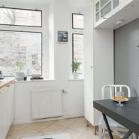 Table grise à l'intérieur de la cuisine