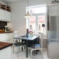Réfrigérateur en acier inoxydable à l'intérieur de la cuisine