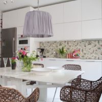 Meubles en osier dans la cuisine-salon
