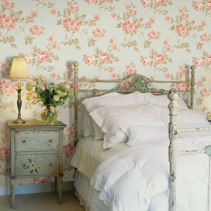 Decoración de la pared del dormitorio con papel tapiz floral en estilo rústico.