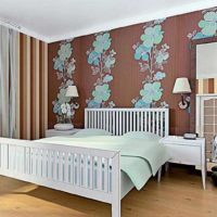 Grandes fleurs sur le papier peint dans la chambre