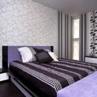 Lit rayé dans une chambre moderne