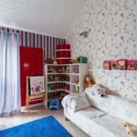 L'intérieur de la chambre des enfants dans le grenier