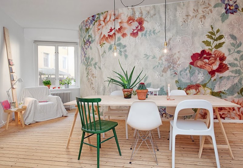 Hermoso fondo de pantalla con flores grandes en la sala de estar de una casa privada