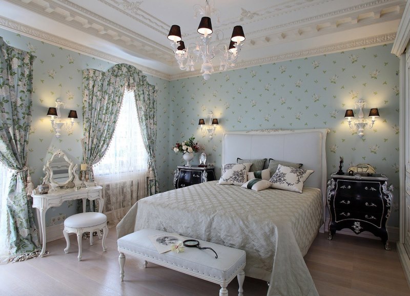 Papel pintado con flores tenues en colores pastel en la pared de la habitación
