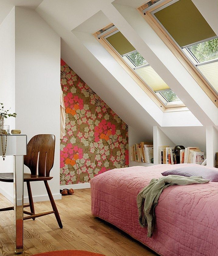 Decoración de nicho en el dormitorio de una casa privada con papel tapiz floral